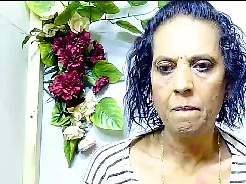 Hot queen58 online show from June 11, 2026, 3:48 am