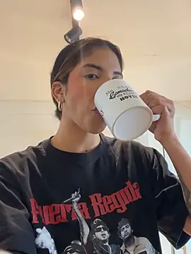 VioletaHills  online show from April 2, 2026, 1:31 pm