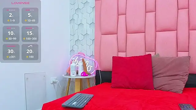 ashlleyray online show from June 1, 2026, 7:04 pm