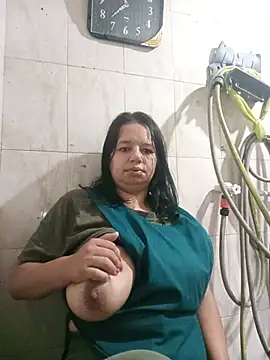 Snapshot of roxana_e43 chatting on June 12, 2026, 4:44 am roxana e43 online show from June 12, 2026, 4:44 am