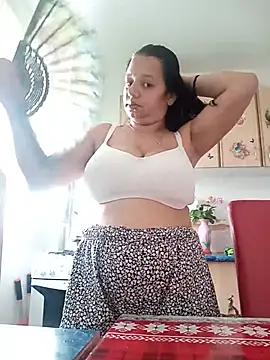 Snapshot of roxana_e43 chatting on June 25, 2026, 3:49 pm roxana e43 online show from June 25, 2026, 3:49 pm