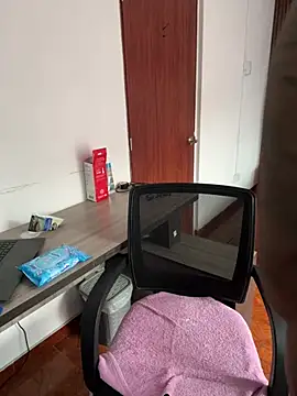 Emi rousse online show from March 18, 2026, 12:19 pm