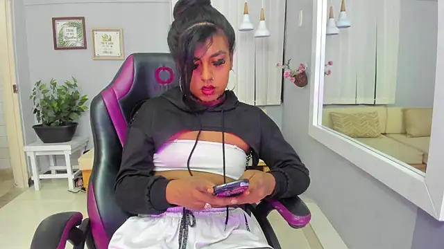 Nahomy Collins  online show from May 19, 2026, 7:42 pm