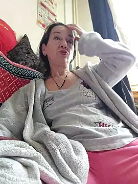 anayss17 online show from April 14, 2026, 4:51 am