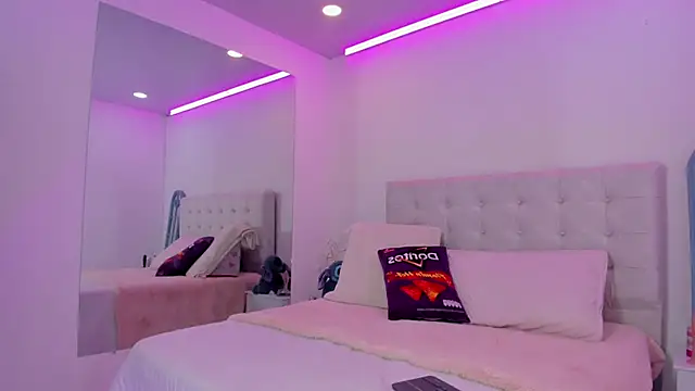Vanessa cruz 18 online show from May 13, 2026, 10:17 pm