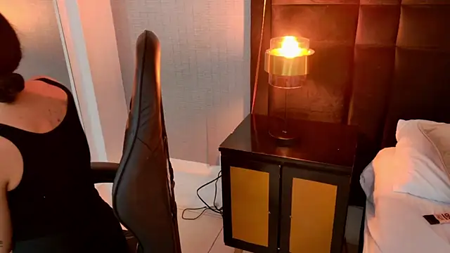 EllaEvanzz online show from April 16, 2026, 12:22 am