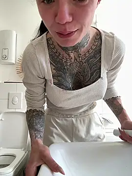 SkinnyLilly online show from April 26, 2026, 11:19 am