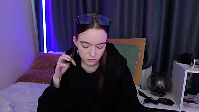 SunyLily online show from June 7, 2026, 6:39 am