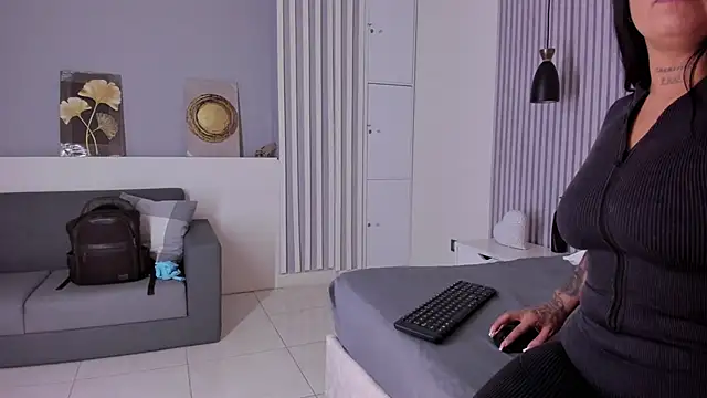 ManuelaMontes  online show from April 15, 2026, 11:39 am