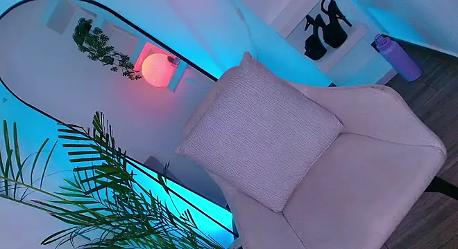 dalilathoms  online show from March 18, 2026, 10:35 pm