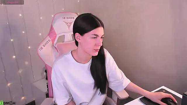 LunaRossaa online show from April 1, 2026, 12:00 am