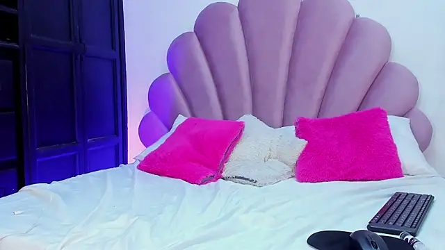 sophia mell online show from April 15, 2026, 3:24 am