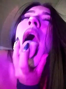 caticaasquiirt  online show from March 4, 2026, 10:38 pm