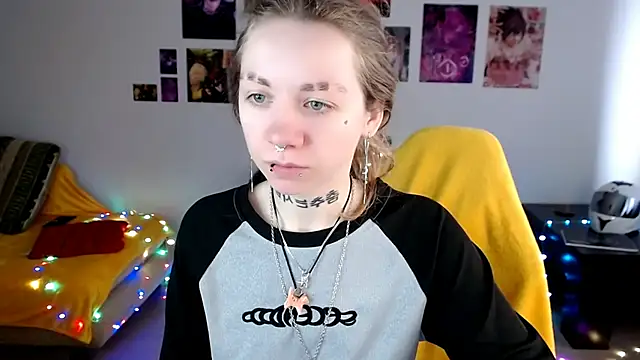 Nica Kawaii online show from April 18, 2026, 10:19 am