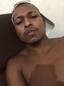 Snapshot of Henriqueamoror chatting on March 6, 2026, 4:20 am Henriqueamoror online show from March 6, 2026, 4:20 am