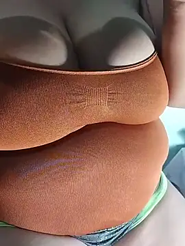 latina bigtitss online show from March 30, 2026, 4:35 am