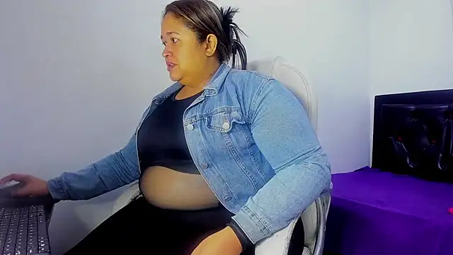 BustyyJuicy Rs online show from April 18, 2026, 12:53 pm