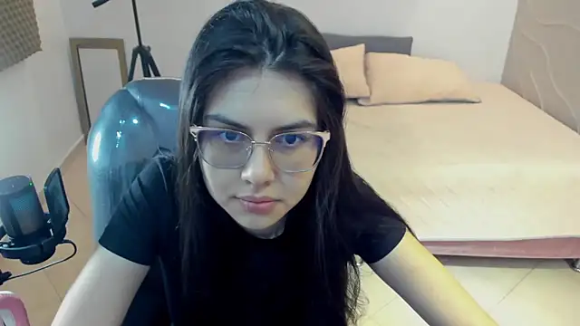 Cloebennet013 online show from June 19, 2026, 3:00 am