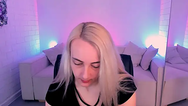 CarolMoor online show from April 1, 2026, 9:10 am