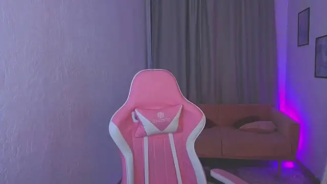 LoralAvery online show from April 1, 2026, 9:34 pm