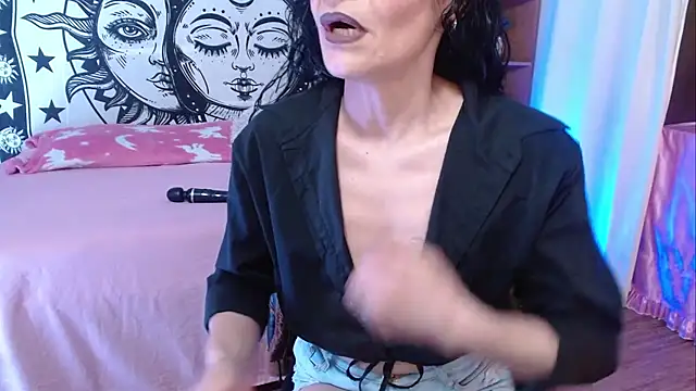  Alexandra Jones online show from July 25, 2026, 1:36 am