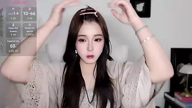 WQueen online show from March 18, 2026, 6:49 am