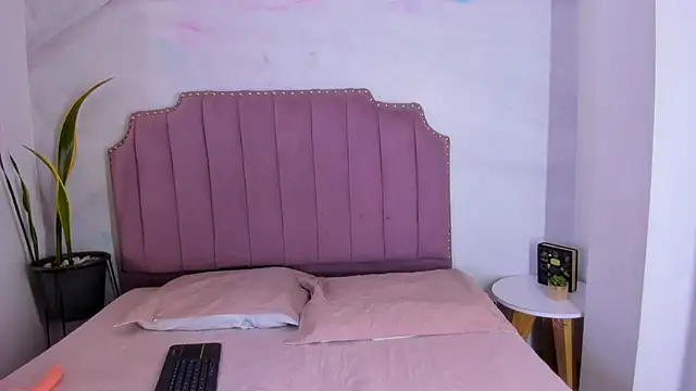 alina-leon online show from March 15, 2026, 12:55 pm