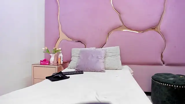 LaurendPink online show from June 29, 2026, 2:17 pm