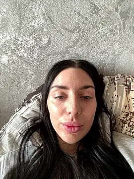 MishellKins online show from April 3, 2026, 8:56 am