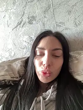 MishellKins online show from April 4, 2026, 12:13 pm