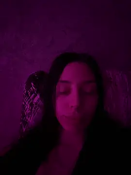 MishellKins online show from April 8, 2026, 5:13 pm