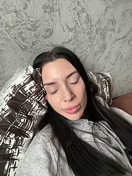 MishellKins online show from April 9, 2026, 10:42 am