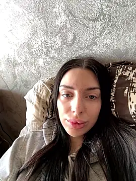 MishellKins online show from April 12, 2026, 9:03 am