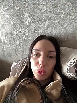 MishellKins online show from April 17, 2026, 1:58 pm