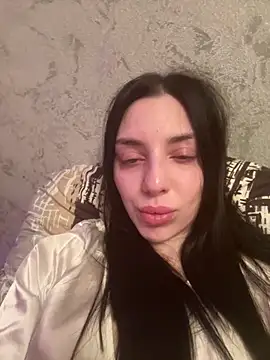 MishellKins online show from April 19, 2026, 7:49 pm