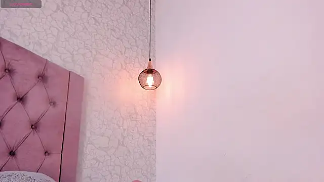 saraa joness  online show from April 7, 2026, 5:57 pm