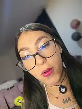 Snapshot of _QaraH chatting on May 2, 2026, 7:57 am QaraH online show from May 2, 2026, 7:57 am