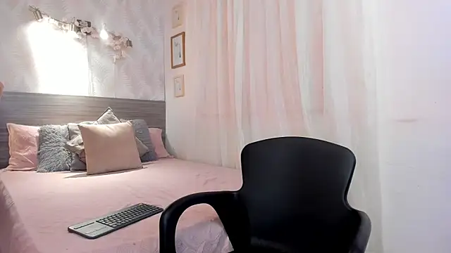 KarolyneLune online show from June 4, 2026, 6:58 pm