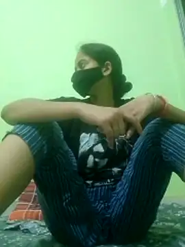 nidhiyadav00 online show from April 18, 2026, 7:07 pm