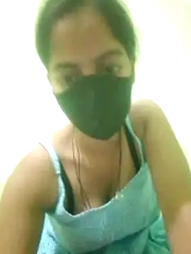 nidhiyadav00 online show from April 21, 2026, 7:17 pm