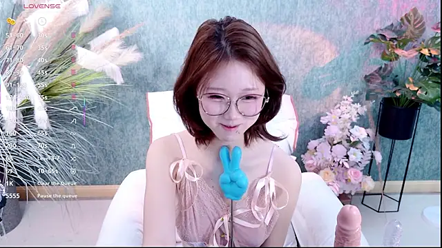 ZoeLily2026 online show from April 7, 2026, 10:59 am