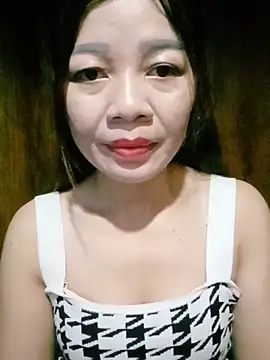 Yiyi102300 online show from May 29, 2026, 9:46 pm