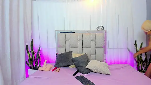 Snapshot of Cherry_Scarlet_ chatting on May 22, 2026, 11:32 pm Cherry Scarlet online show from May 22, 2026, 11:32 pm