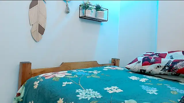 hotlatinaluna23 online show from May 20, 2026, 1:50 pm