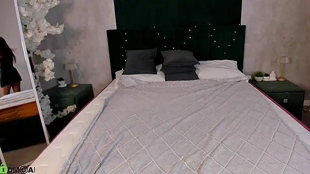 Angele Rowe online show from April 5, 2026, 8:55 am