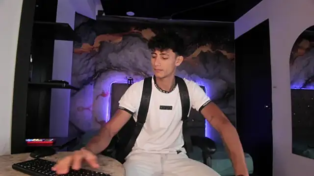 Snapshot of MaxiimoRomano_ chatting on May 13, 2026, 1:30 pm MaxiimoRomano online show from May 13, 2026, 1:30 pm