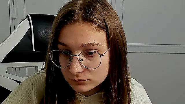 Mia kristal online show from April 14, 2026, 7:03 am