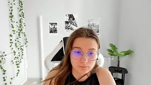 Mia kristal online show from June 19, 2026, 8:18 am