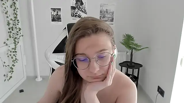 Mia kristal online show from June 24, 2026, 8:13 am