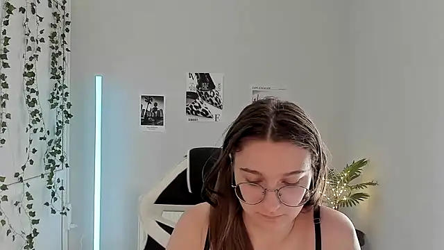 Mia kristal online show from July 7, 2026, 8:18 am